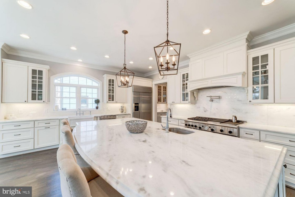 Example of a transitional home design design in DC Metro