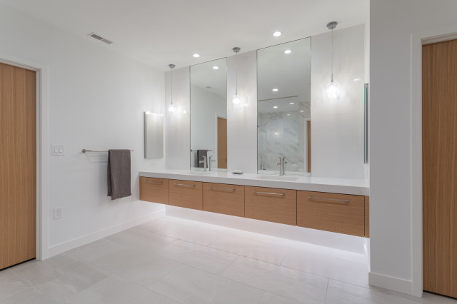 Riverside modern-badezimmer