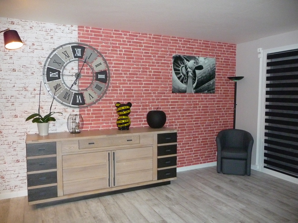 Réalisation d'une très grande salle à manger ouverte sur le salon urbaine avec un mur gris, un sol en vinyl, aucune cheminée et un sol blanc.