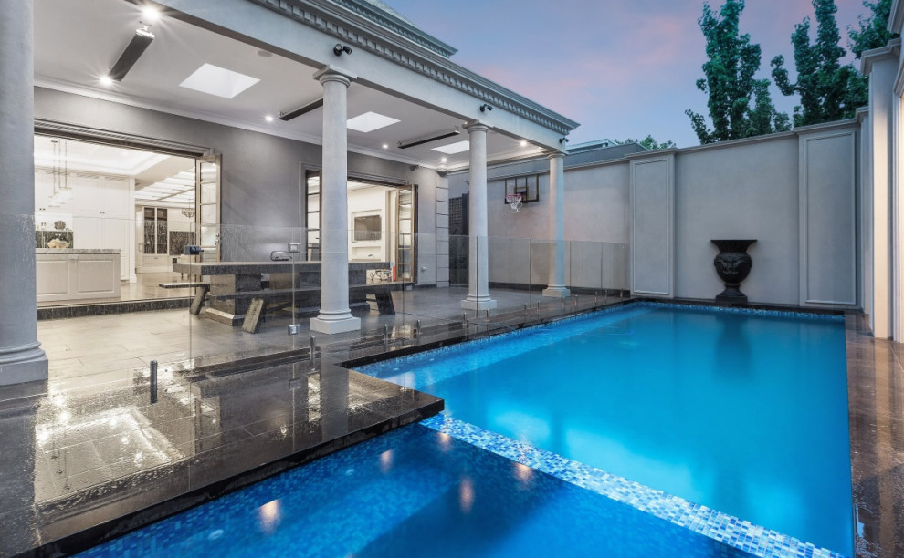 Источник вдохновения для домашнего уюта: бассейн на внутреннем дворе в стиле модернизм