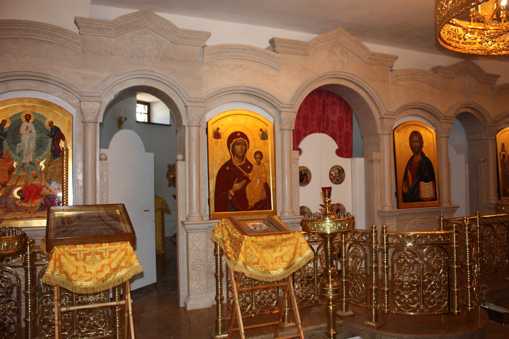 Иконостас в храме Пирогово.Московская область.