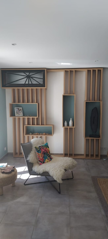 Imagen de sala de estar escandinava extra grande con madera