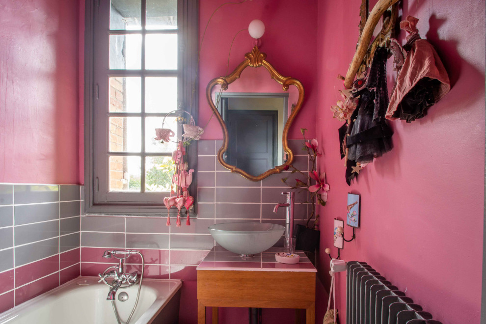 Idées déco pour une salle de bain grise et rose éclectique.