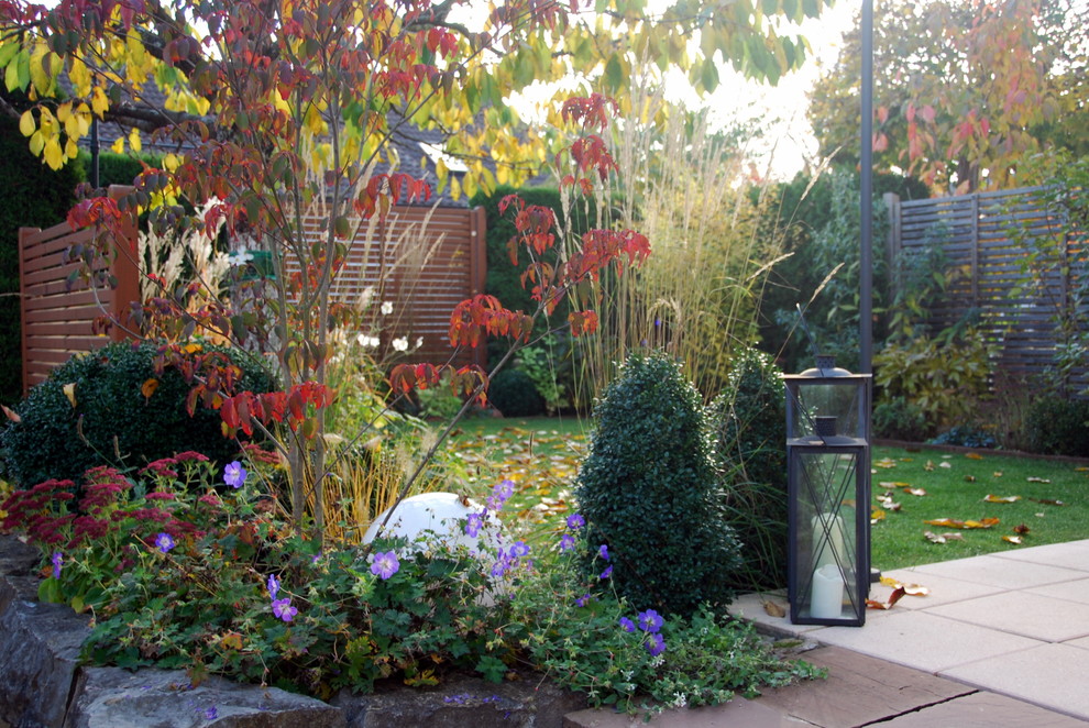 Idee per un giardino country esposto a mezz'ombra in autunno