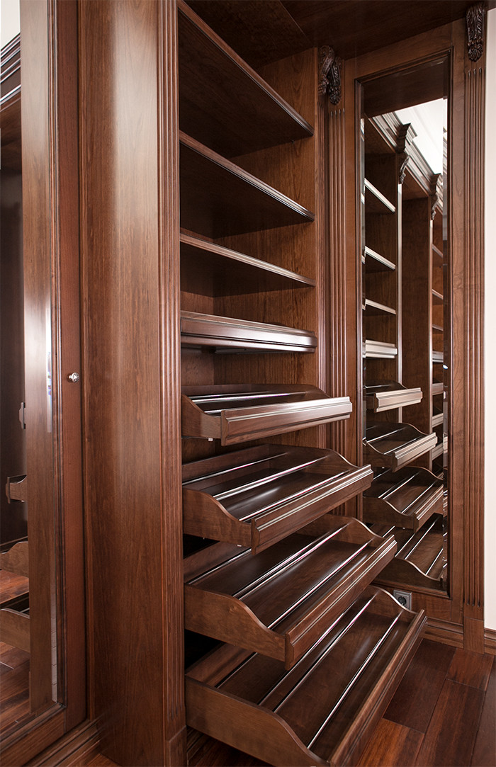 Гардеробная комната из массива вишни