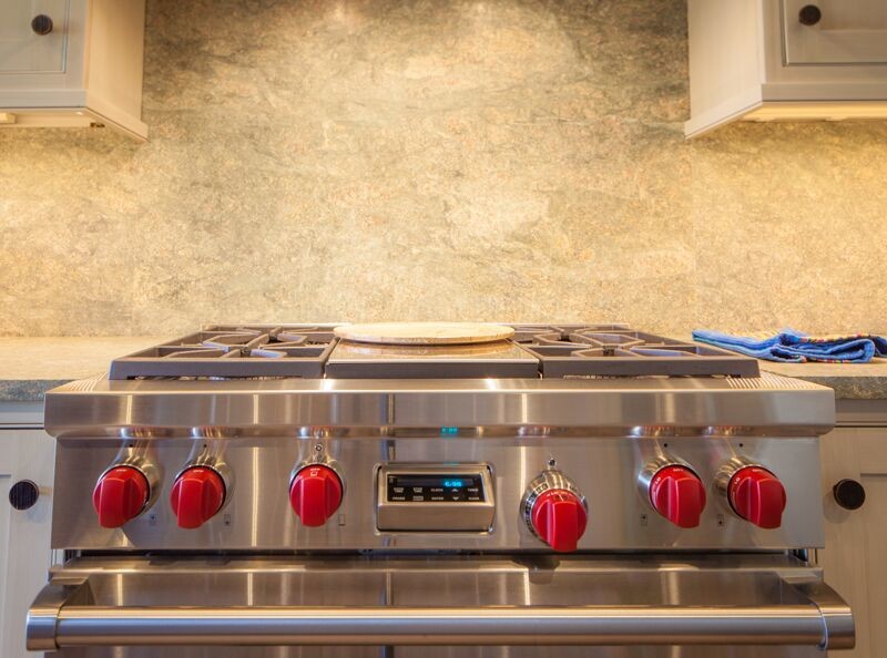 Example of a mid-sized galley eat-in kitchen design