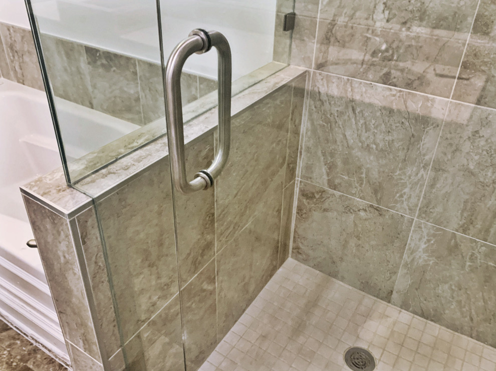 Стильный дизайн: главная ванная комната среднего размера в стиле неоклассика (современная классика) с угловым душем, бежевой плиткой, душем с распашными дверями и встроенной тумбой - последний тренд
