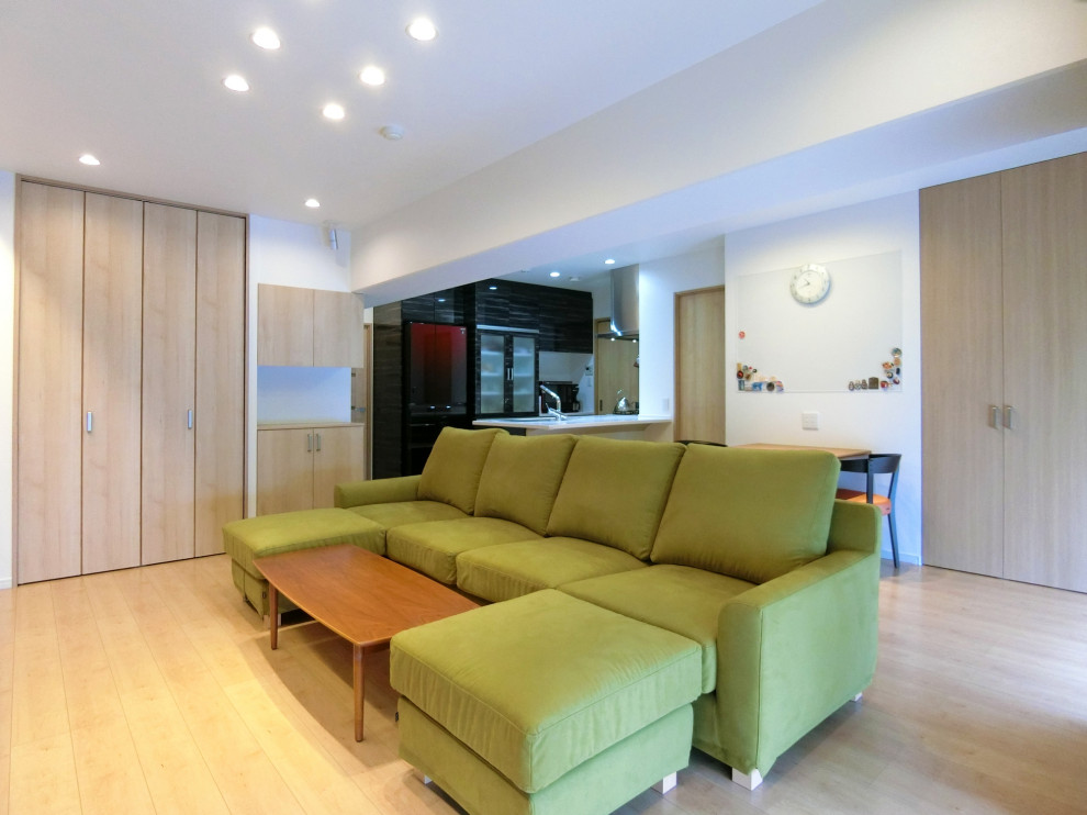 Contemporary living room in Osaka.