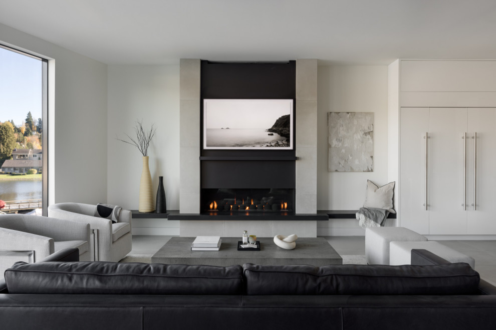 На фото: гостиная комната среднего размера в стиле модернизм с белыми стенами, полом из керамогранита, горизонтальным камином, фасадом камина из плитки, телевизором на стене и серым полом