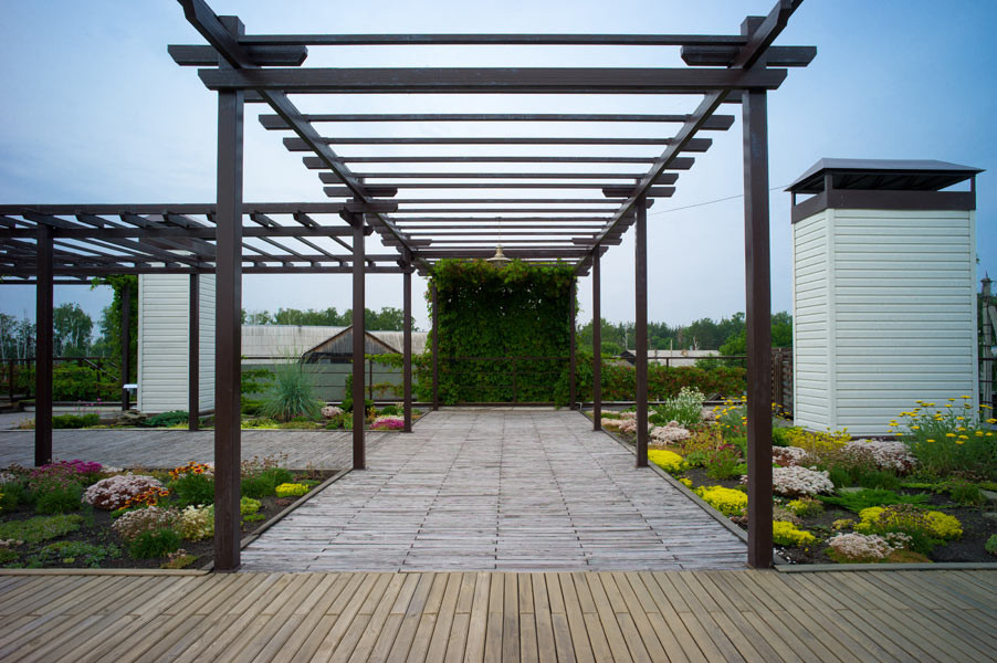 Дом с водопадом