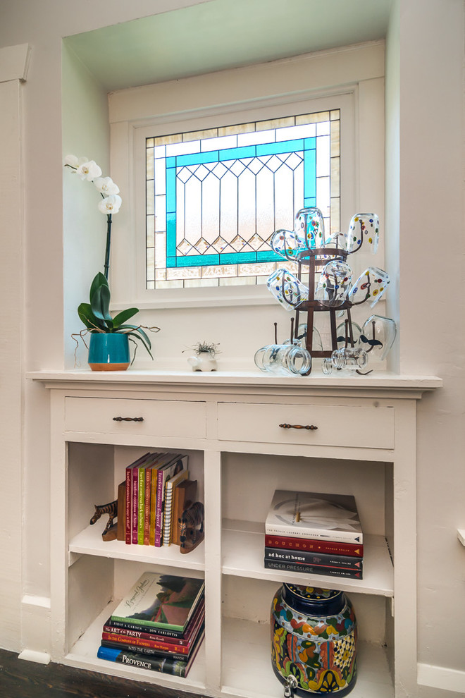 Example of a classic home design design in Tampa