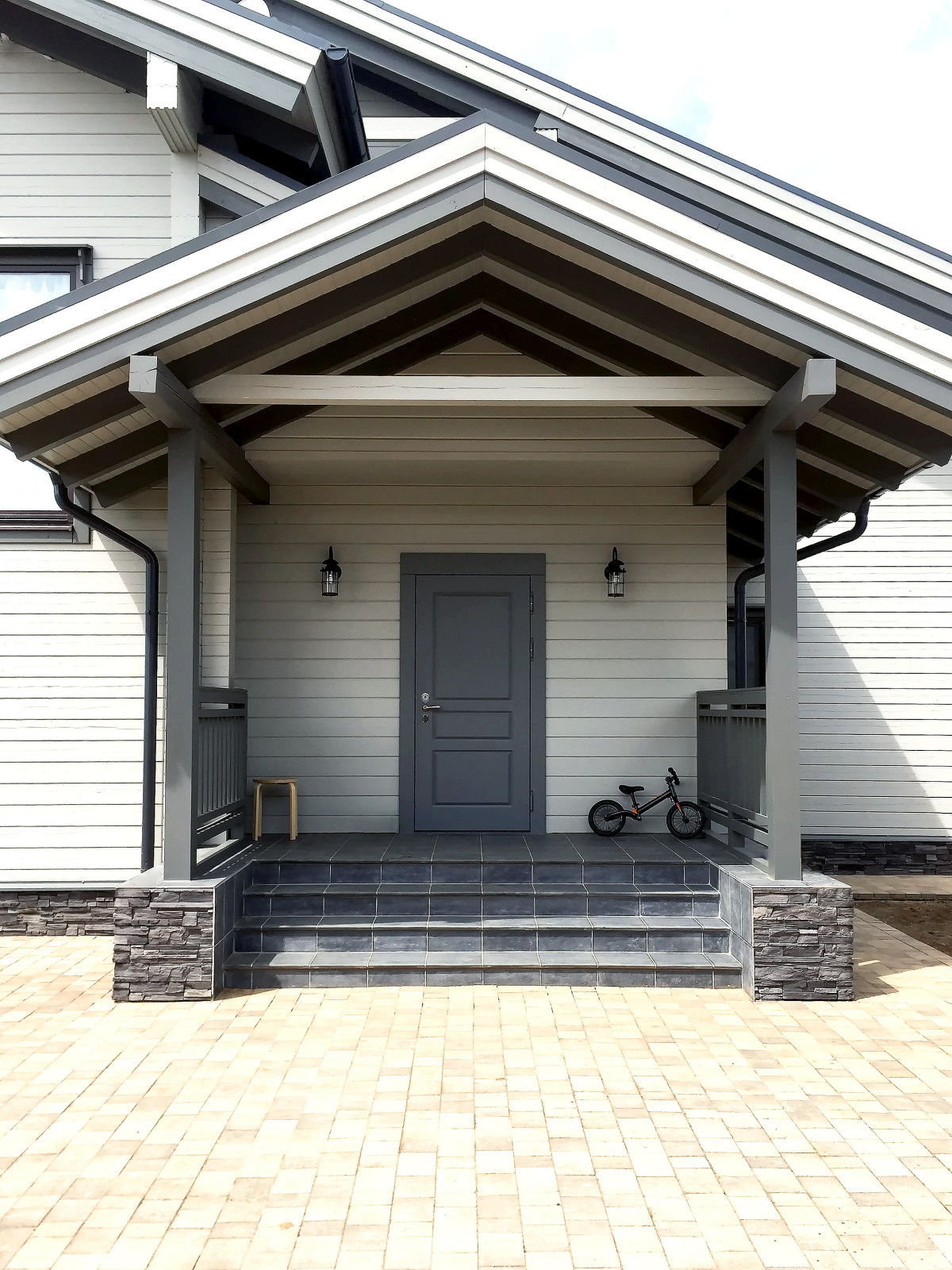 Главный вход в деревянный дом из клееного бруса