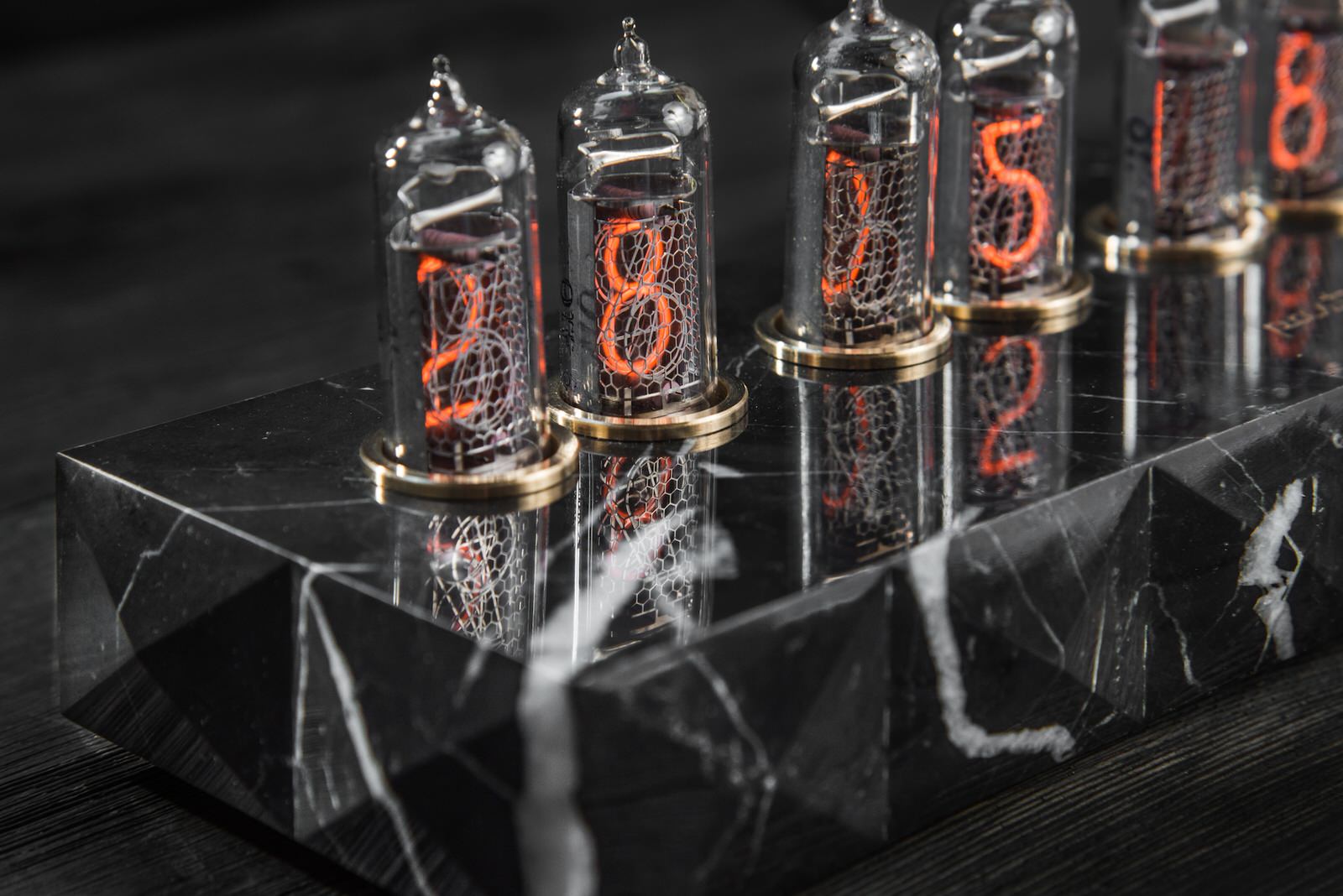 Ламповые часы Сатурн-5 из натурального мрамора