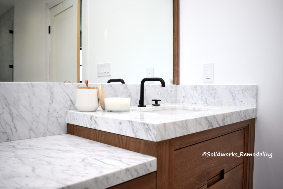 Exemple d'une grande salle de bain principale rétro avec une baignoire indépendante, une douche ouverte, WC à poser, un mur blanc, un sol en marbre, un lavabo posé, un plan de toilette en marbre, un banc de douche, meuble double vasque et meuble-lavabo sur pied.