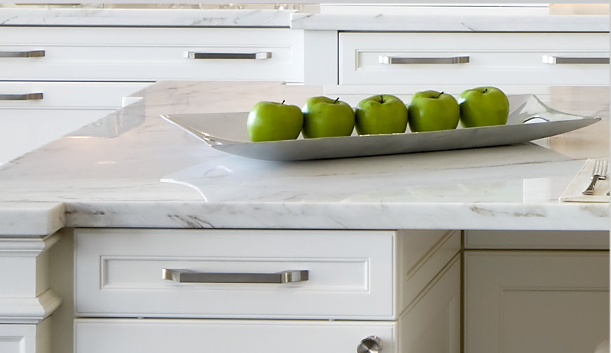 Example of a mid-sized transitional l-shaped dark wood floor and brown floor kitchen design in Toronto with an undermount sink, shaker cabinets, white cabinets, quartz countertops, multicolored backsplash, quartz backsplash, stainless steel appliances, an island and multicolored countertops