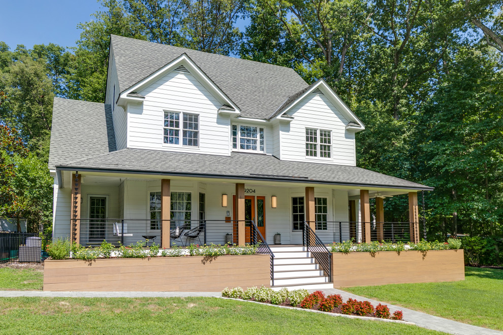 Diseño de fachada de casa blanca y gris de estilo de casa de campo grande de dos plantas con revestimiento de vinilo, tejado a dos aguas y tejado de teja de madera