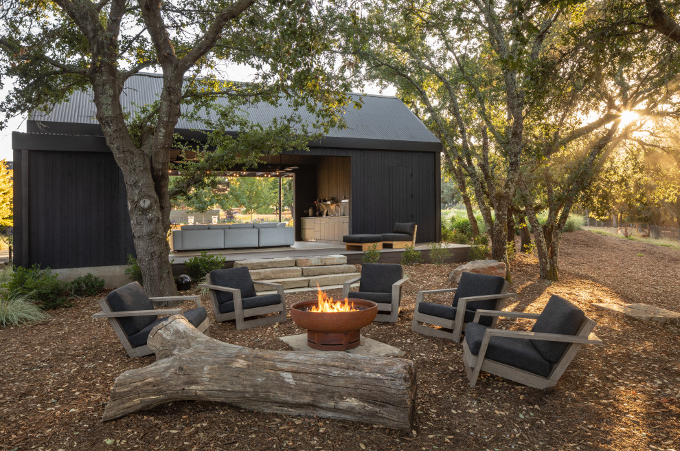 Design ideas for a modern landscaping with a fire pit.