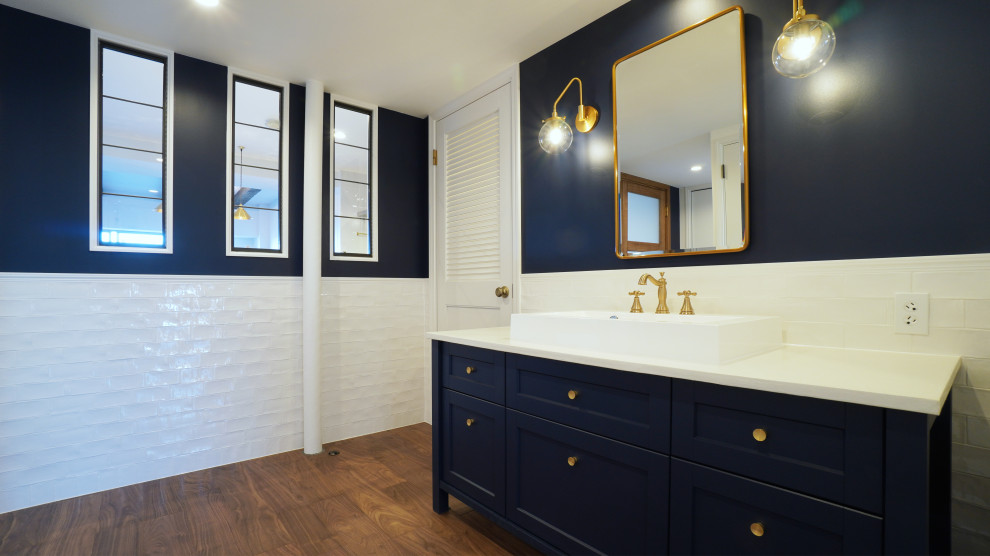 Пример оригинального дизайна: туалет в современном стиле с фасадами в стиле шейкер, синими фасадами, белой плиткой, керамической плиткой, синими стенами, темным паркетным полом, настольной раковиной, столешницей из бетона, коричневым полом, белой столешницей, напольной тумбой, потолком с обоями и обоями на стенах