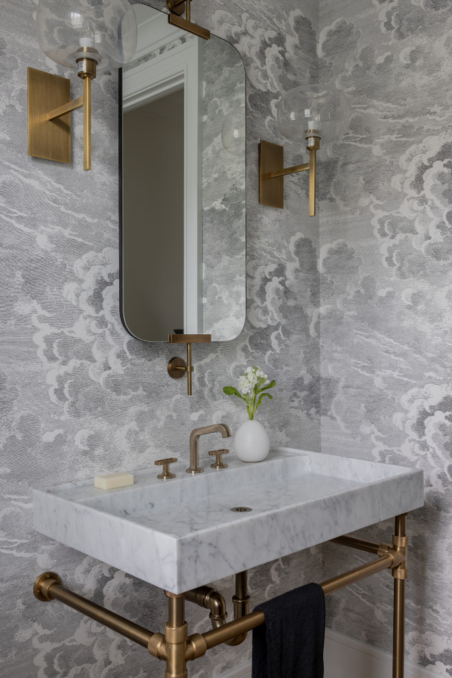 Стильный дизайн: туалет в стиле неоклассика (современная классика) с серыми стенами, консольной раковиной и обоями на стенах - последний тренд
