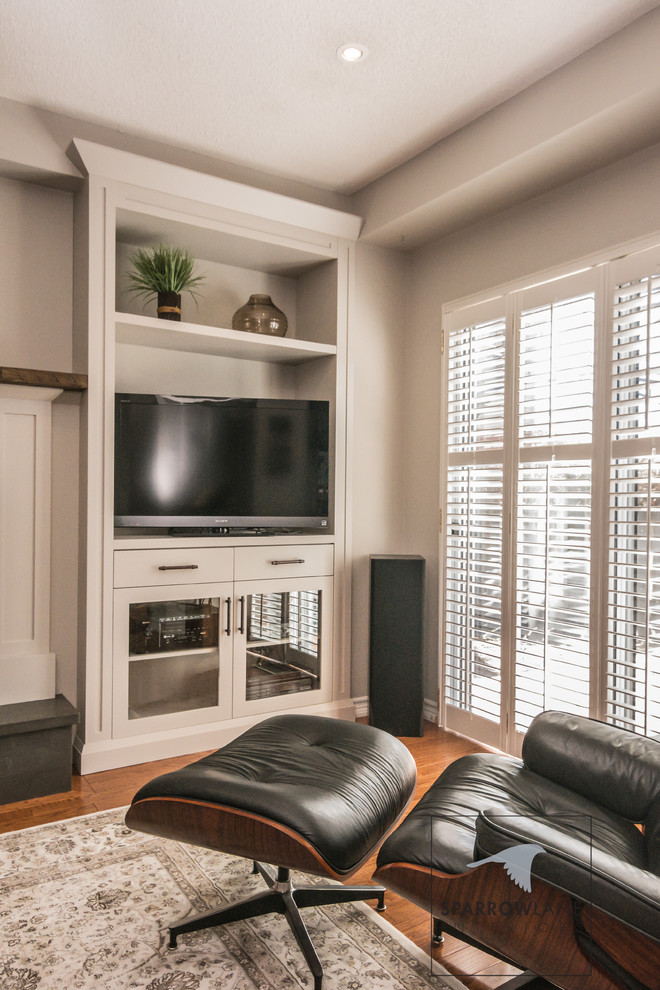 Inspiration for a transitional home design remodel in Toronto