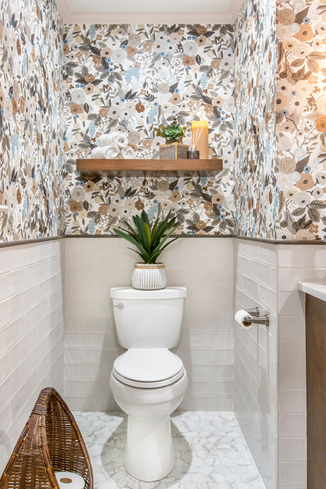Foto på ett mellanstort vintage vit toalett, med luckor med upphöjd panel, bruna skåp, en toalettstol med separat cisternkåpa, vit kakel, glaskakel, flerfärgade väggar, mosaikgolv, ett undermonterad handfat, bänkskiva i kvartsit och grått golv