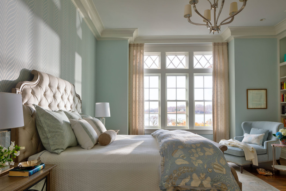 Diseño de dormitorio costero con paredes azules, suelo de madera en tonos medios, suelo marrón y papel pintado