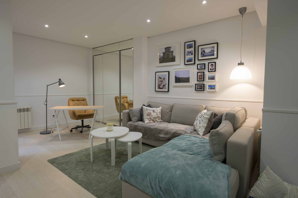 Kleines Modernes Wohnzimmer im Loft-Stil mit weißer Wandfarbe, hellem Holzboden, TV-Wand und beigem Boden in Madrid