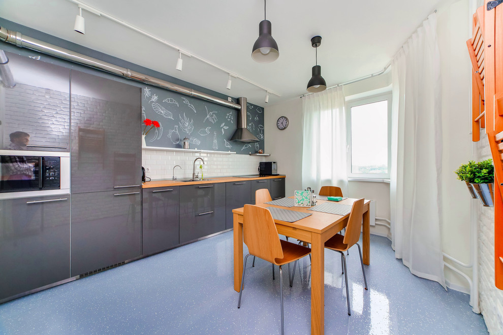 Пример оригинального дизайна: прямая кухня в скандинавском стиле с серыми фасадами, белым фартуком и фартуком из плитки кабанчик