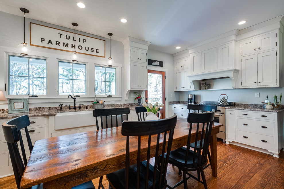This is an example of a country kitchen in Louisville.