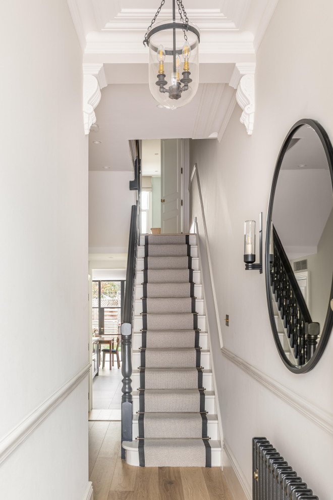 Пример оригинального дизайна: коридор среднего размера в стиле модернизм с серыми стенами и паркетным полом среднего тона