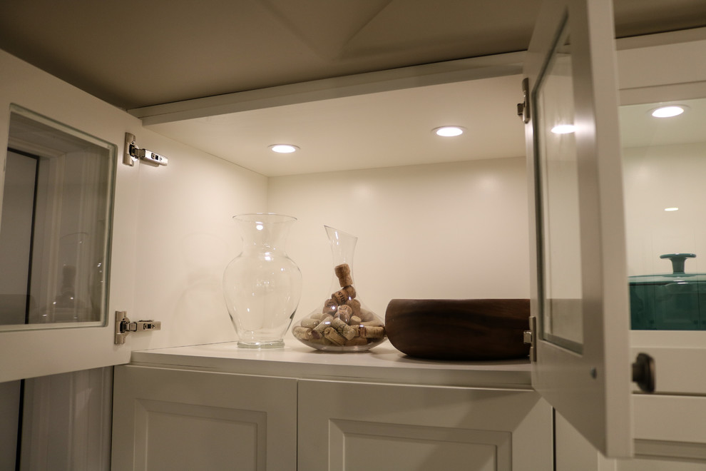 Transitional home design photo in Toronto