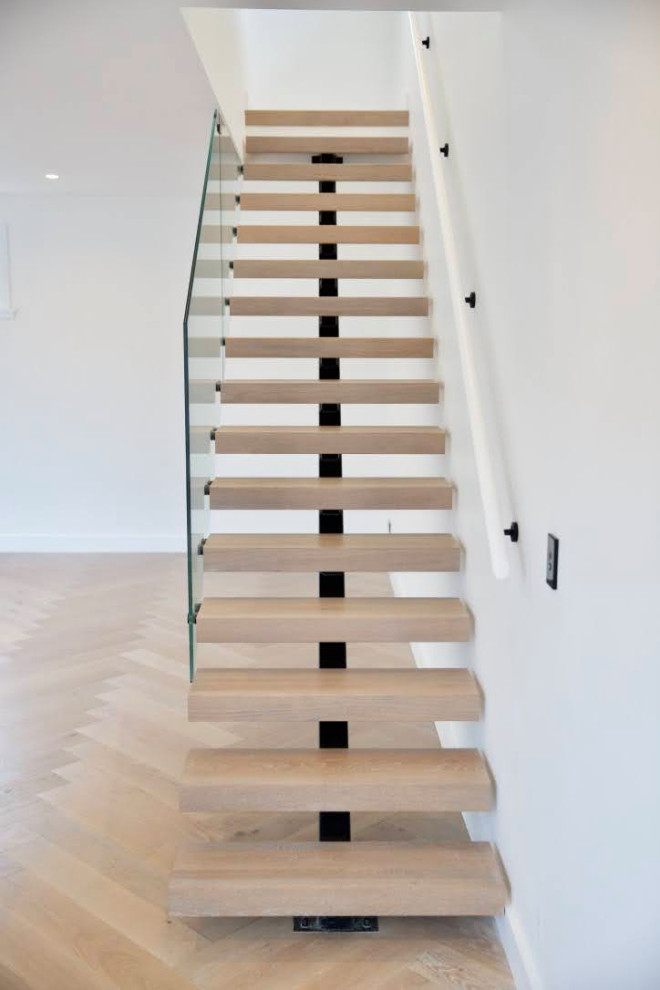 Cette photo montre un escalier sans contremarche flottant moderne de taille moyenne avec des marches en bois et un garde-corps en bois.