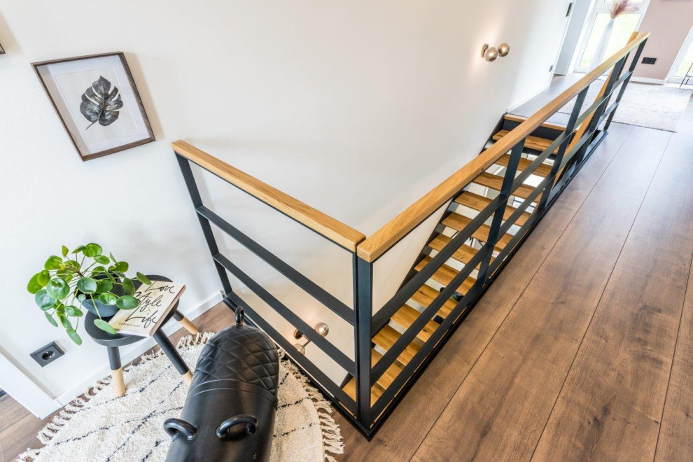 Свежая идея для дизайна: прямая лестница в современном стиле с деревянными ступенями и металлическими перилами без подступенок - отличное фото интерьера