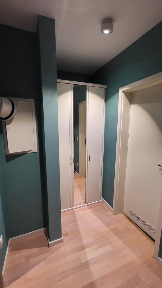 フランクフルトにある高級な小さなコンテンポラリースタイルのおしゃれな玄関ロビー (緑の壁、ラミネートの床、白いドア、ベージュの床、クロスの天井、壁紙) の写真