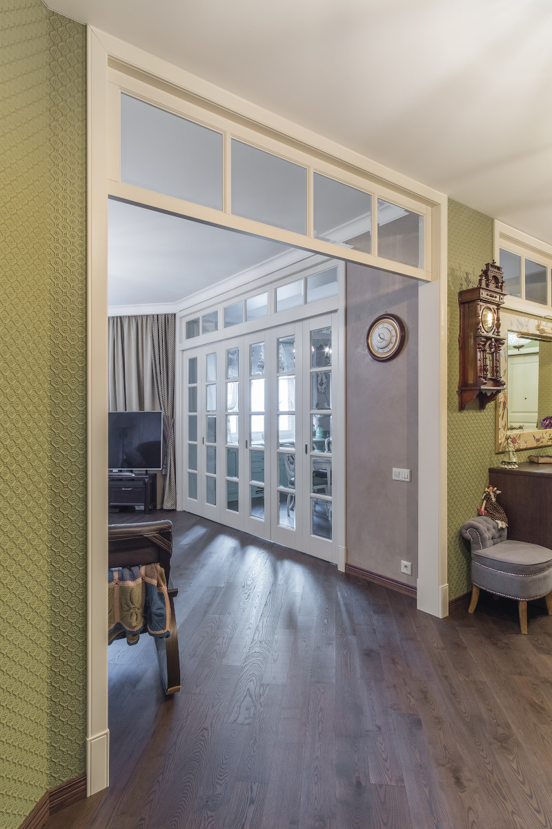 Интерьер с дверью-книжкой