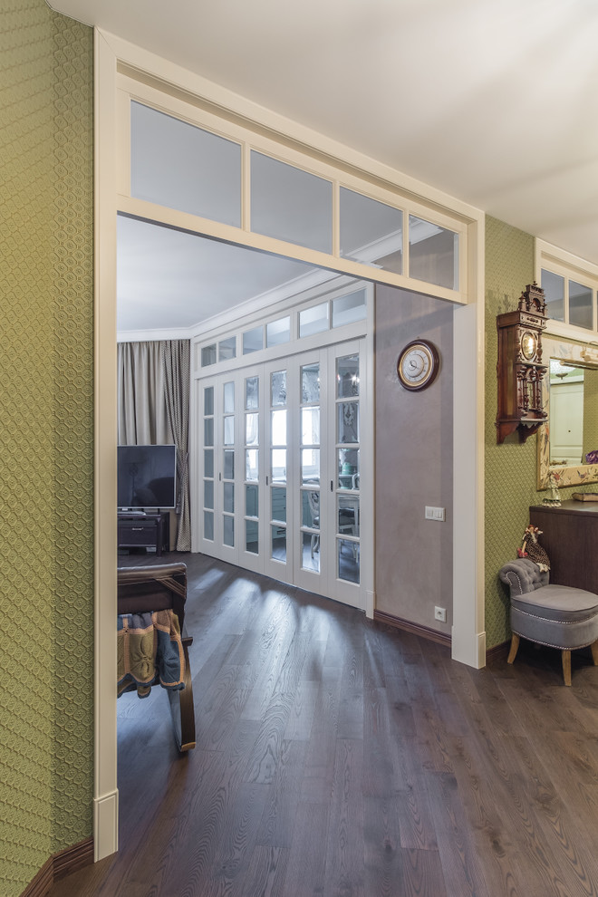 Интерьер с дверью-книжкой