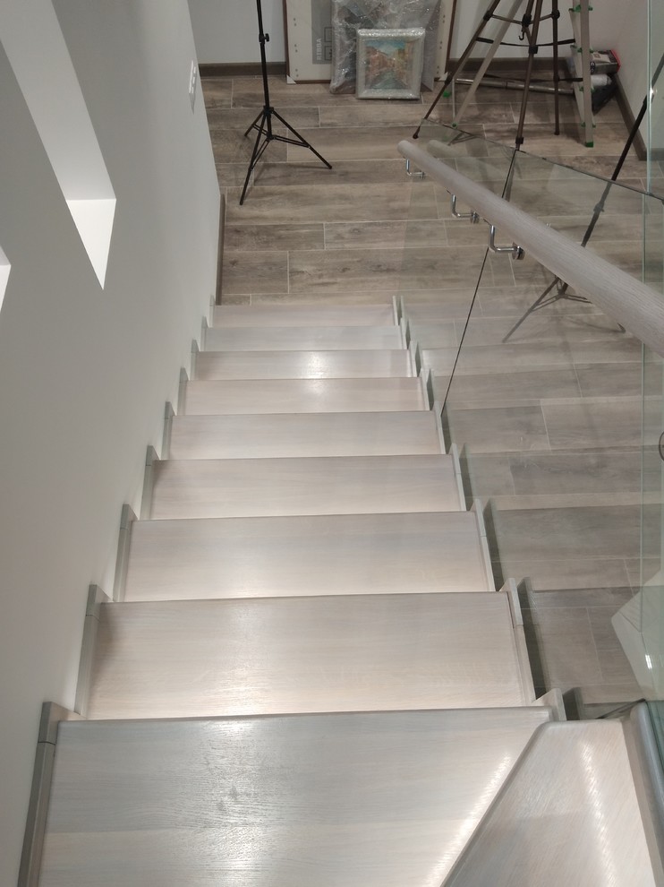 Лестница из дуба по стеклом