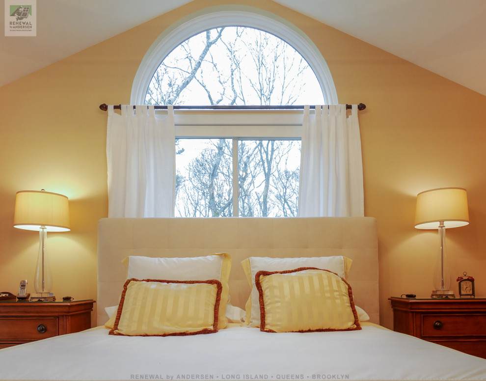 Стильный дизайн: большая хозяйская спальня с желтыми стенами, темным паркетным полом, коричневым полом и сводчатым потолком без камина - последний тренд