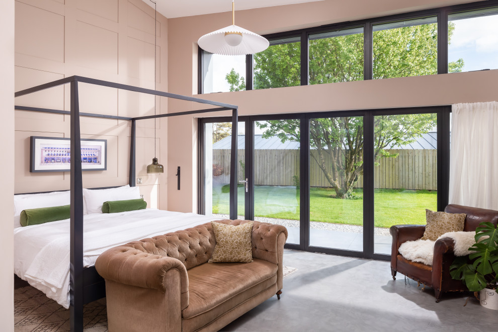 Стильный дизайн: большая хозяйская спальня в современном стиле с розовыми стенами, ковровым покрытием и панелями на части стены - последний тренд