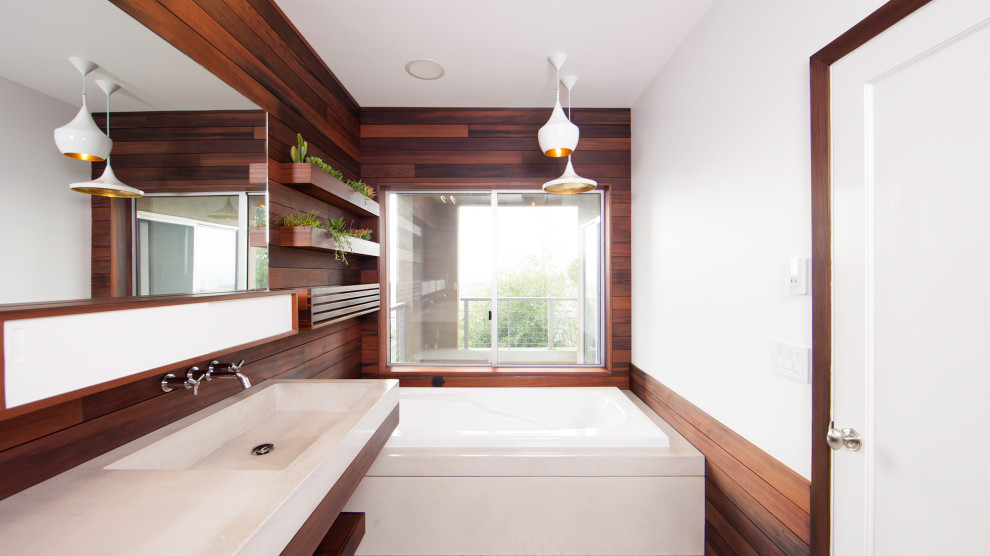 Réalisation d'une salle de bain principale minimaliste en bois brun et bois avec WC suspendus, un sol en carrelage de céramique, un lavabo suspendu, un plan de toilette en béton, un sol blanc, un plan de toilette gris, meuble double vasque et meuble-lavabo suspendu.