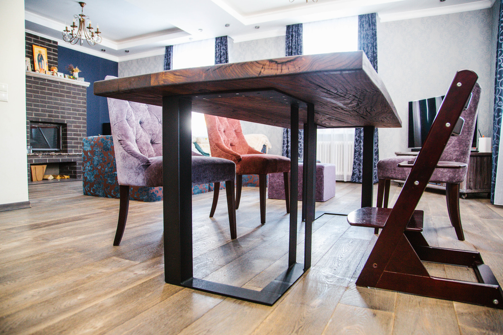 Стол в гостиную в темных тонах