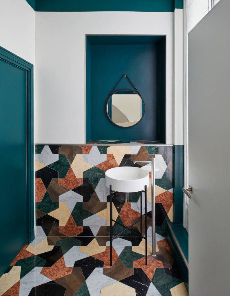 На фото: туалет среднего размера в современном стиле с зелеными фасадами, разноцветной плиткой, мраморной плиткой, мраморным полом, раковиной с пьедесталом и разноцветным полом