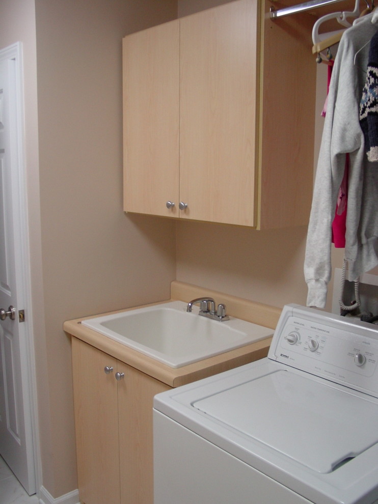 Inspiration for a transitional laundry room remodel in Chicago