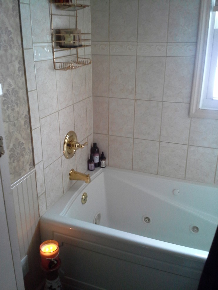 Bathroom - bathroom idea in New York