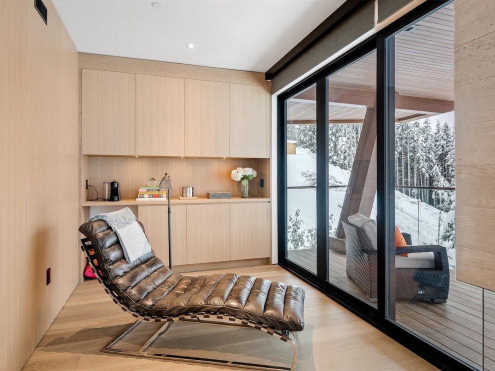 Réalisation d'une petite chambre parentale minimaliste avec un mur blanc, parquet clair, une cheminée double-face et un manteau de cheminée en béton.