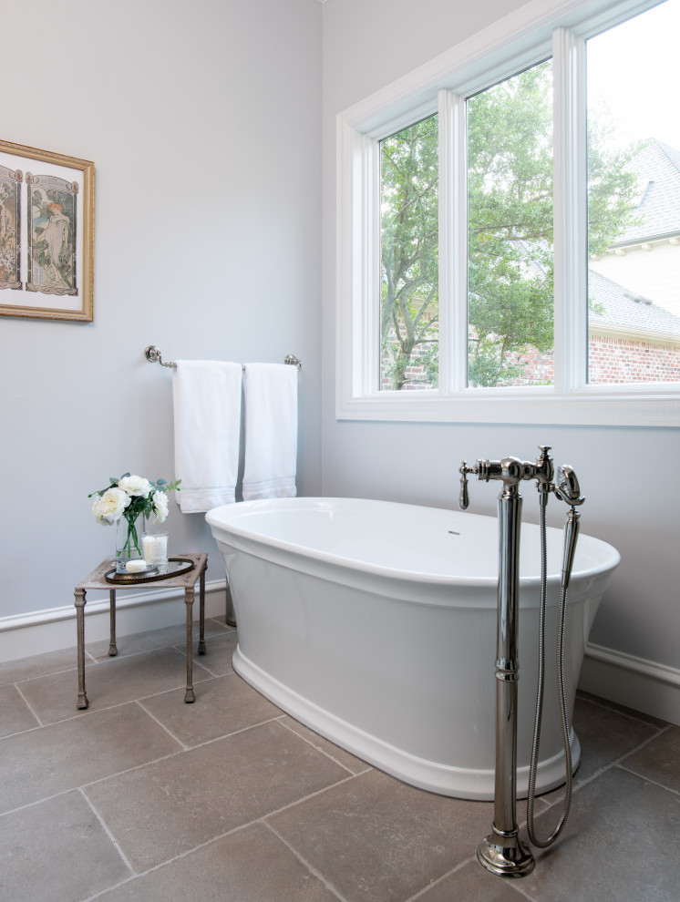 Пример оригинального дизайна: главная ванная комната в классическом стиле с фасадами с утопленной филенкой, белыми фасадами, отдельно стоящей ванной, унитазом-моноблоком, серой плиткой, плиткой из известняка, серыми стенами, полом из известняка, врезной раковиной, столешницей из кварцита, серым полом, душем с распашными дверями, тумбой под две раковины, встроенной тумбой и открытым душем