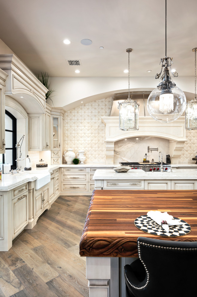 Foto på ett stort funkis kök, med marmorbänkskiva, integrerade vitvaror och flera köksöar