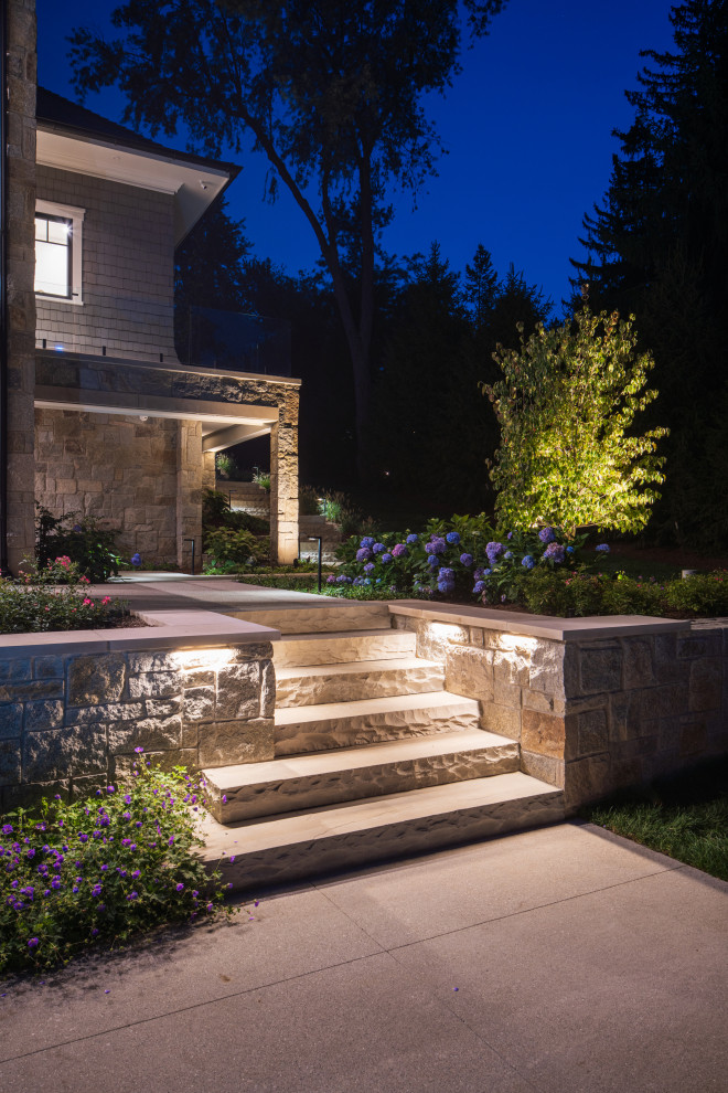 На фото: огромный участок и сад на заднем дворе в стиле модернизм с камнем в ландшафтном дизайне и покрытием из каменной брусчатки