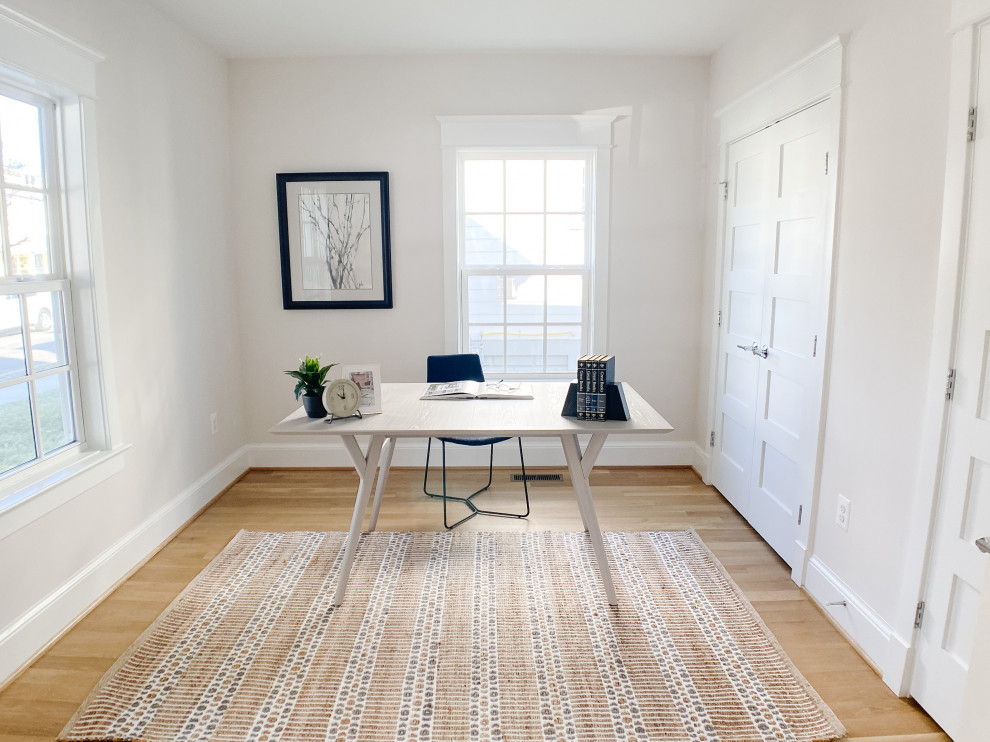 Idee per un ufficio chic di medie dimensioni con pareti bianche, pavimento in legno massello medio, nessun camino, scrivania autoportante e pavimento marrone