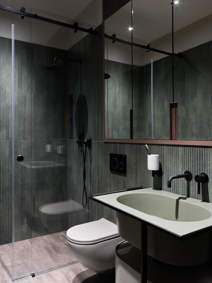 Cette image montre une grande salle d'eau design avec un placard sans porte, un espace douche bain, WC suspendus, un mur vert, un lavabo suspendu, une cabine de douche à porte coulissante, meuble simple vasque et meuble-lavabo suspendu.